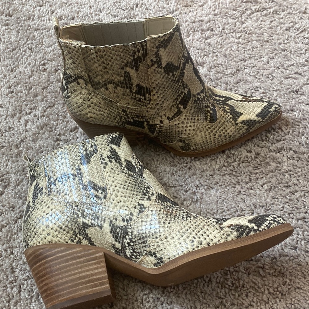 Sam Edelman snakeskin western booties size 8